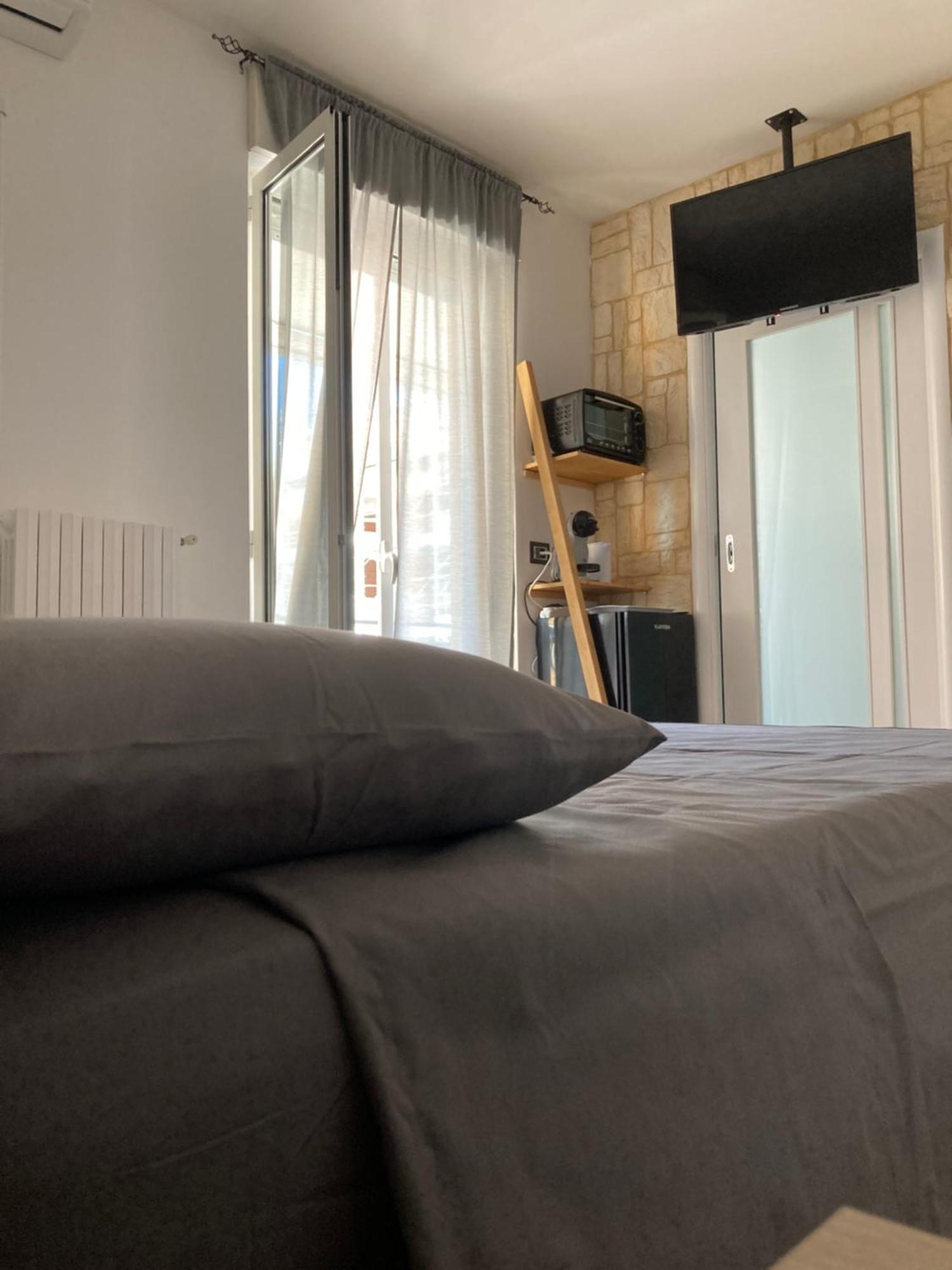 Wanderlust House Hotel Bari Bagian luar foto