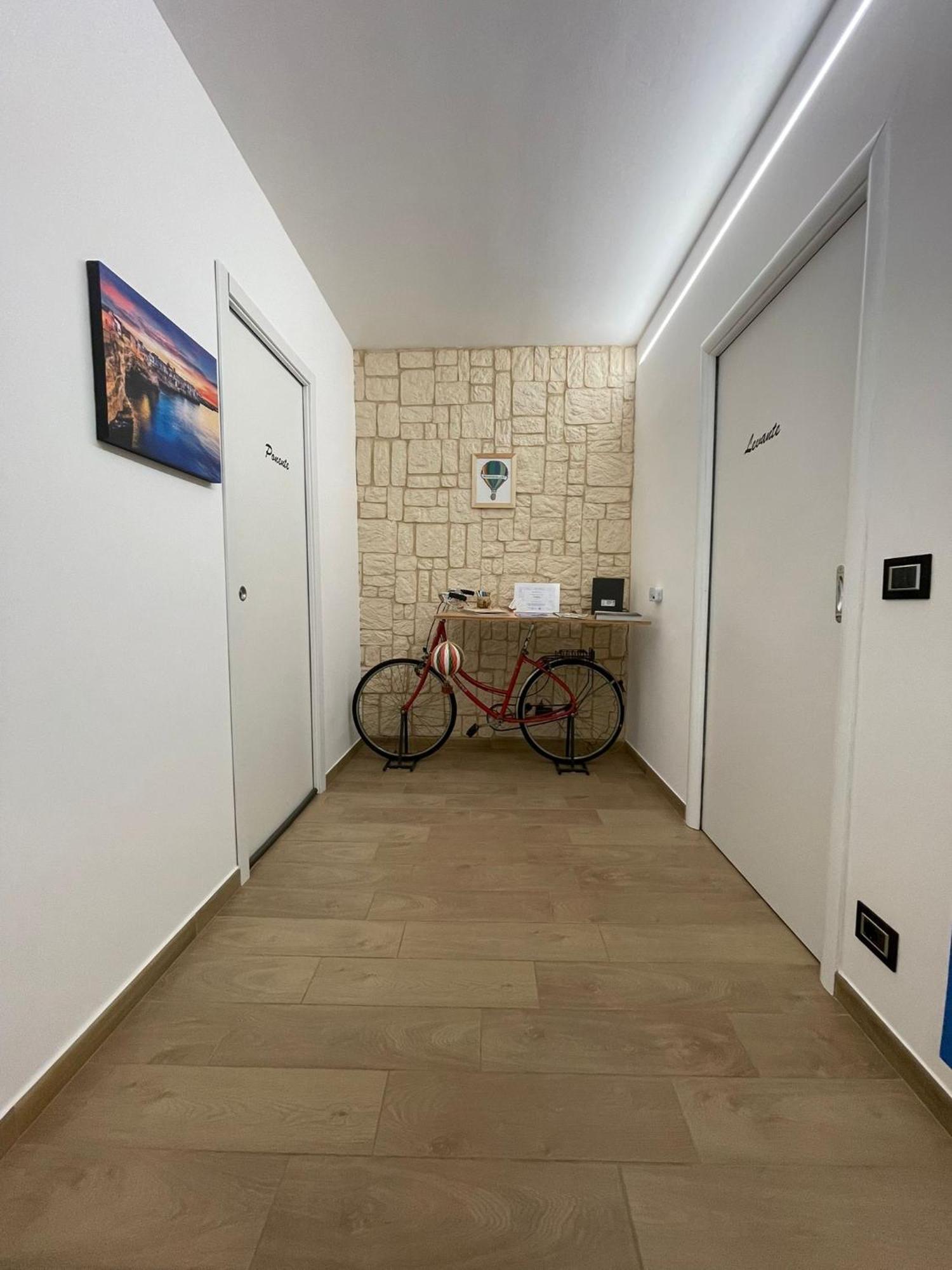 Wanderlust House Hotel Bari Bagian luar foto